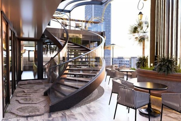 Un intérieur moderne avec un escalier en colimaçon, un coin salon et une vue sur la ville.