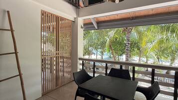 Suite superior, balcón, vista a la playa | Terraza o patio