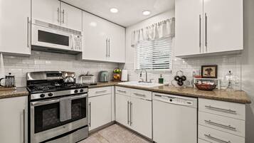 Microondas, horno, placa de cocina y lavavajillas