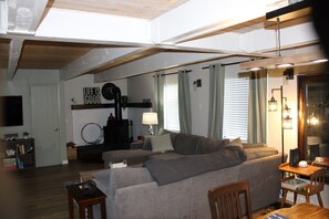 TV, fireplace - 3-bedroom house in awesome Packwood with AC, WI-FI and EV charger (Packwood)