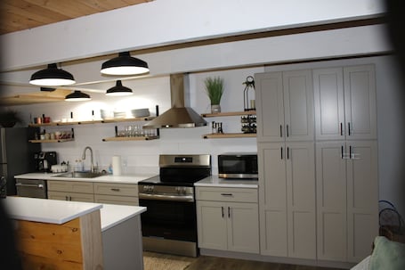 Microwave, oven, stovetop, dishwasher. 3-bedroom house in awesome Packwood with AC, WI-FI and EV charger