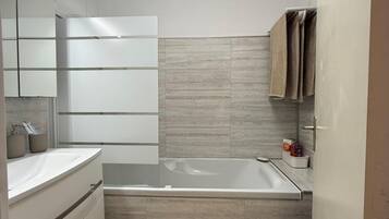 Hiustenkuivaaja, pyyhkeet, saippua, vessapaperi