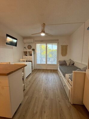 Interior - Renovated 4 Pers Studio with Garden and Private Parking (83270 ST CYR)