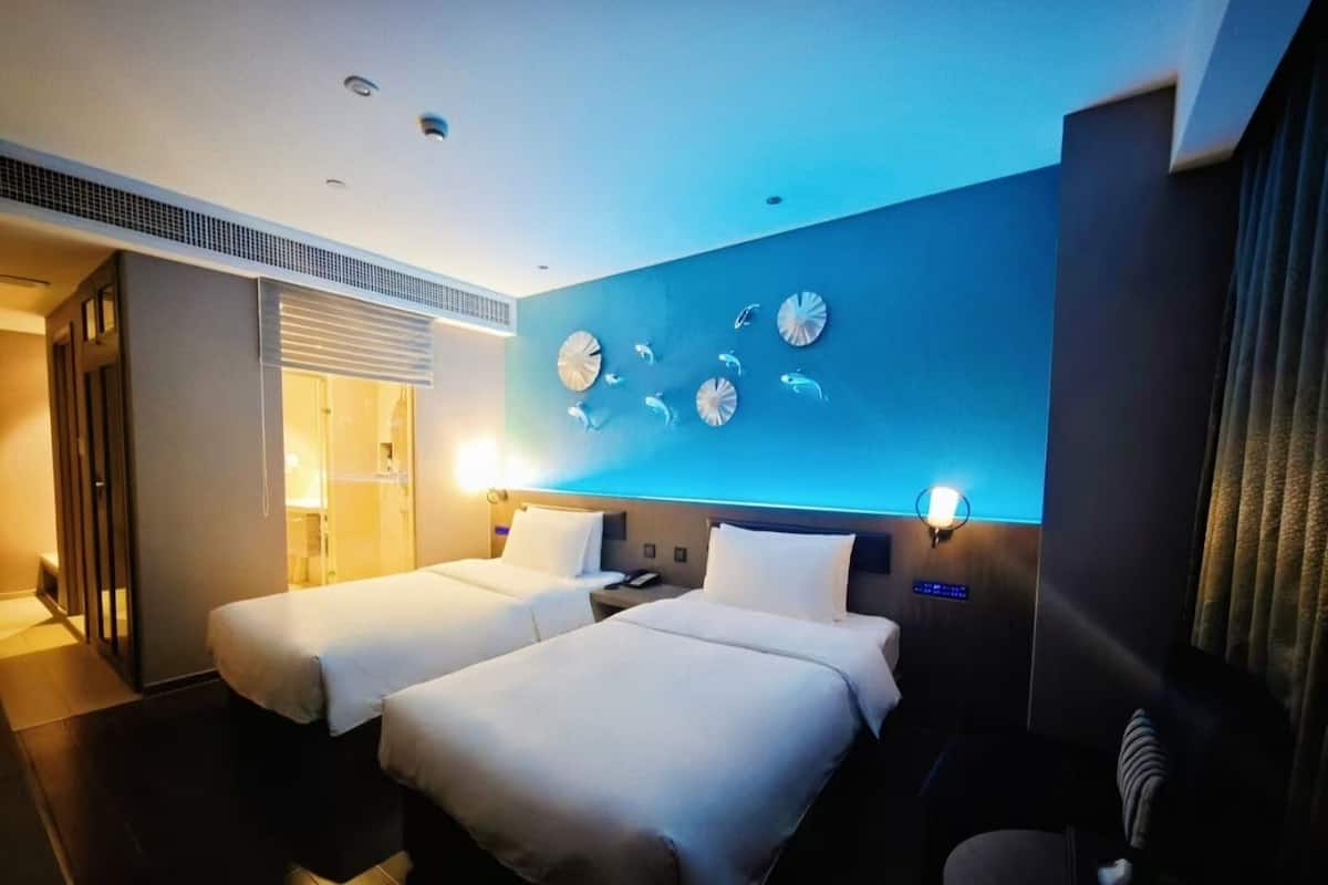 高級雙床房 | 客房內保險箱、遮光布/窗簾、熨斗/熨衣板、免費無線上網