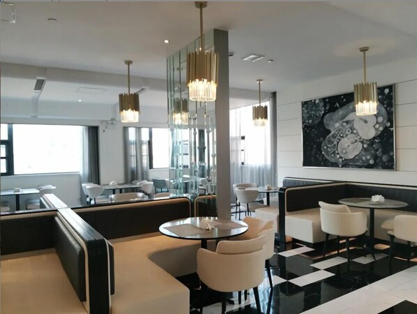 A modern hotel lobby with seating areas, chandeliers, and a large abstract painting. - Crystal Hotel Hangzhou West Lake Wulin (Hangzhou)