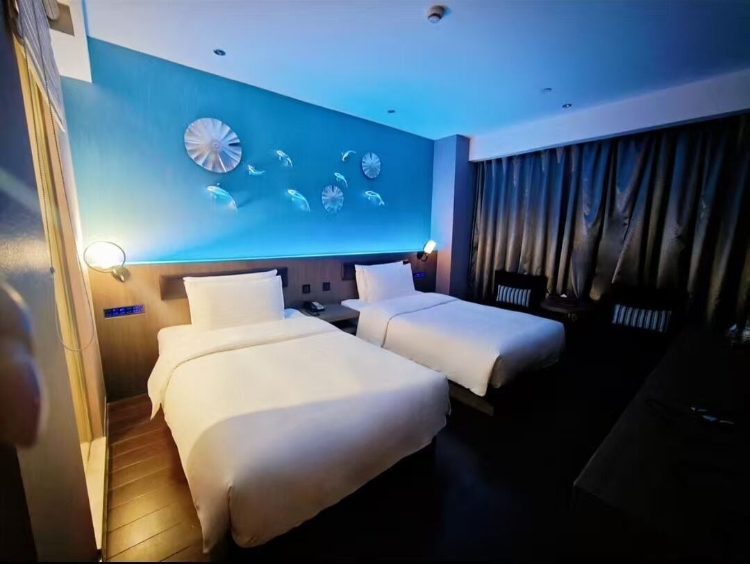 Habitació amb dos llits individuals superior | Caixa forta a l'habitació, cortines opaques i planxa i posts de planxar 