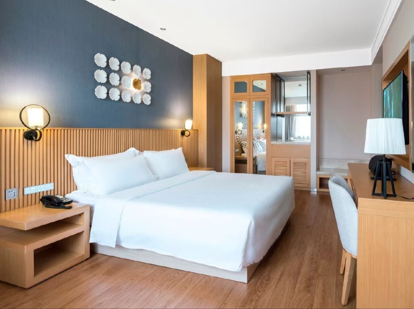 Business dubbelrum | Värdeförvaringsskåp på rummet och mörkläggningsgardiner