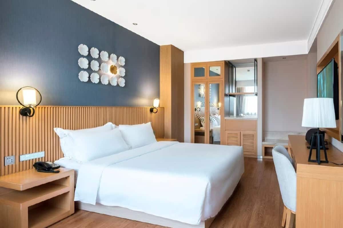 Business-Doppelzimmer | Daunenbettdecken, kostenlose Minibar, Zimmersafe, Schreibtisch