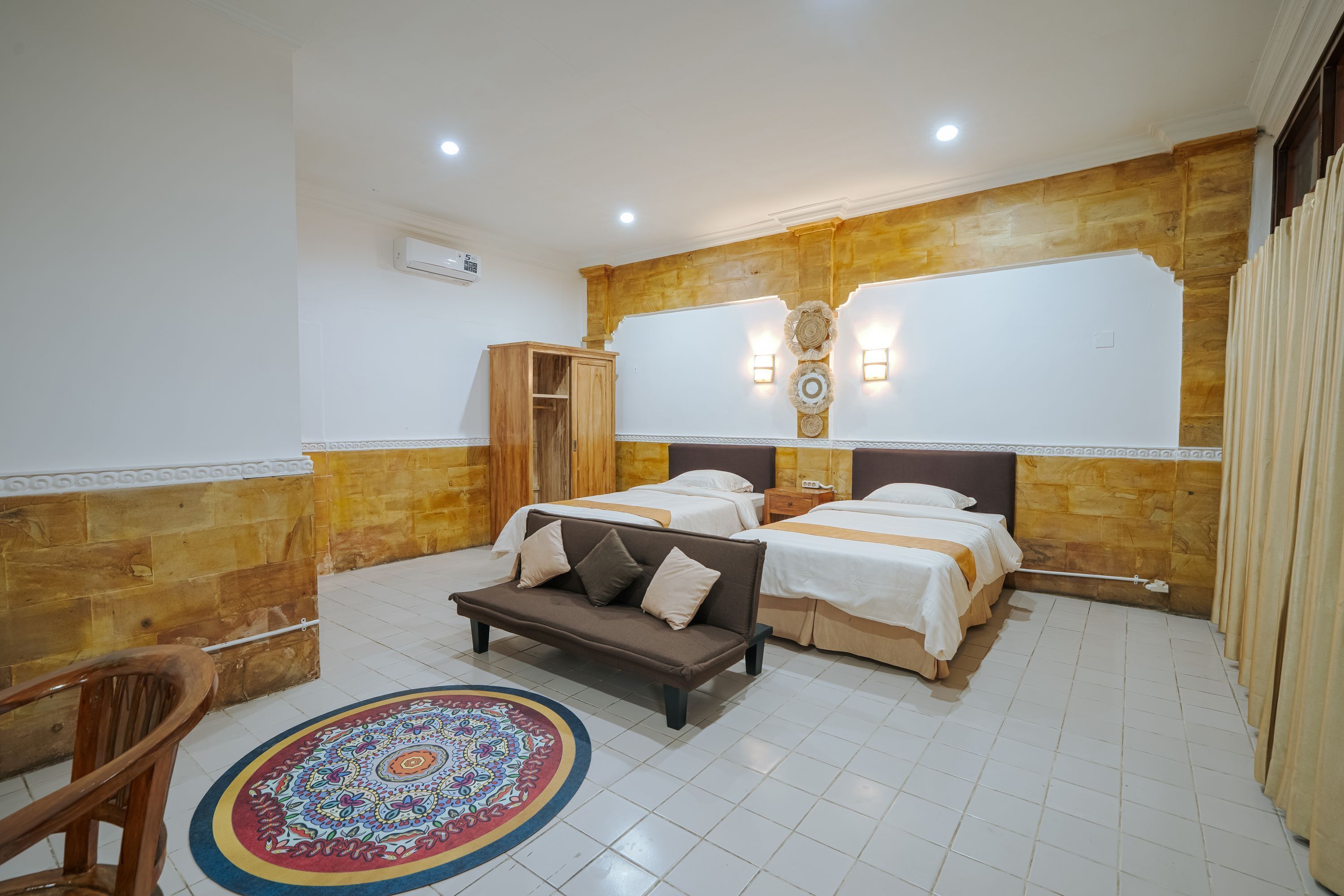 Desk, laptop workspace, free WiFi