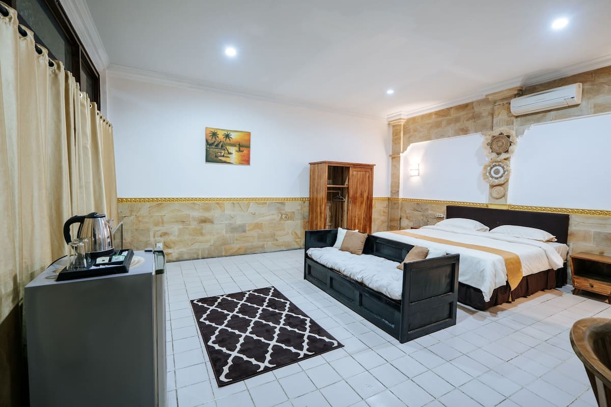 Schreibtisch, laptopgeeigneter Arbeitsplatz, kostenloses WLAN