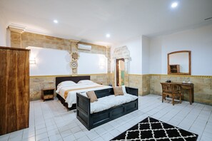 Escritorio, espacio para trabajar con laptop y wifi gratis 