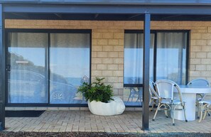 Outdoor dining - Bush meets beach. A nature seascape awaits in magnificent Myalup. Ocean front! (Myalup)