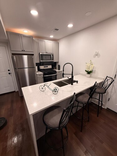 Welcoming 3-bedroom apartment with AC in East Chicago