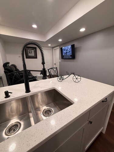 Welcoming 3-bedroom apartment with AC in East Chicago