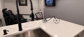 Welcoming 3-bedroom apartment with AC in East Chicago