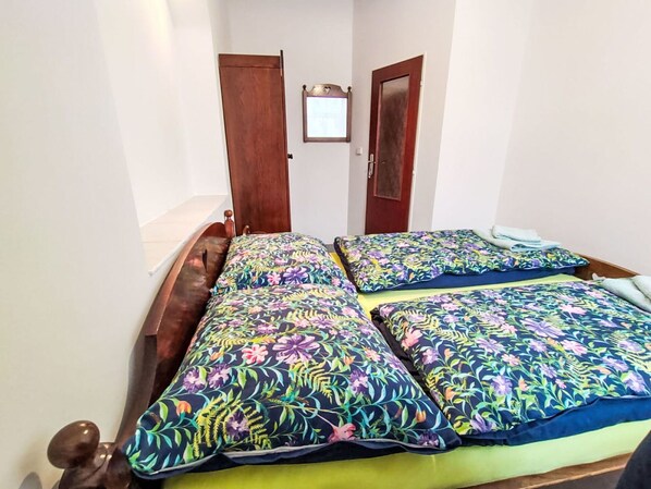 1 bedroom, travel crib, WiFi (free)