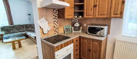 Micro-ondes, four, lave-vaisselle, chaise haute