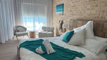 4 bedrooms, iron/ironing board, internet, bed sheets