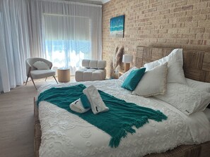 4 bedrooms, iron/ironing board, Internet, bed sheets