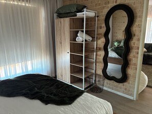 4 quartos, ferros/tábuas de passar roupa, acesso à internet