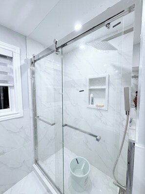 Dusche, Haartrockner, Handtücher, Seife