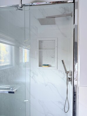 Dusche, Haartrockner, Handtücher, Seife
