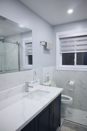 Douche, sèche-cheveux, serviettes fournies, savon