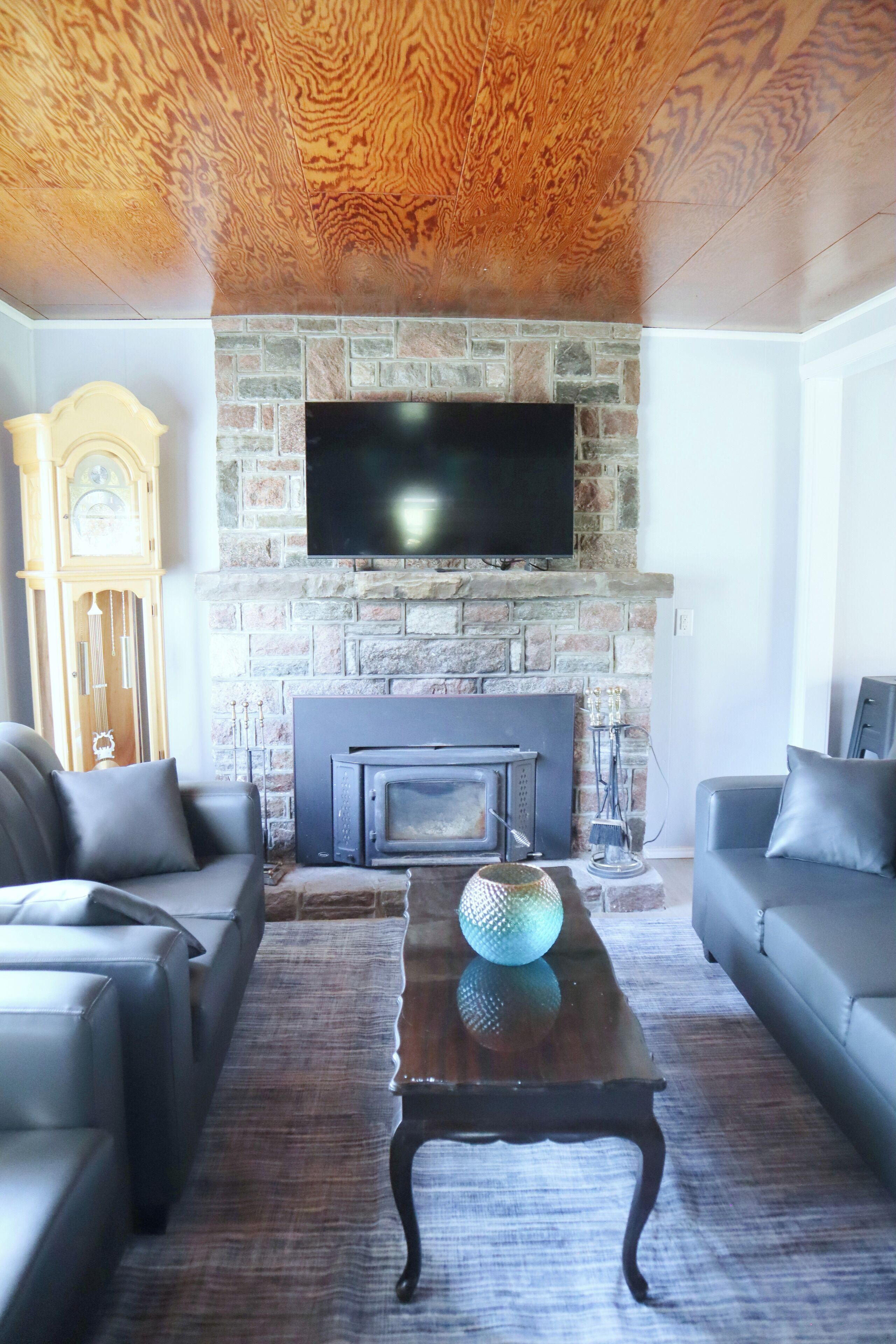 Smart TV, caminetto, tavolo da ping pong, libri