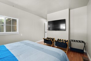 Tabla de planchar con plancha, acceso a internet y ropa de cama