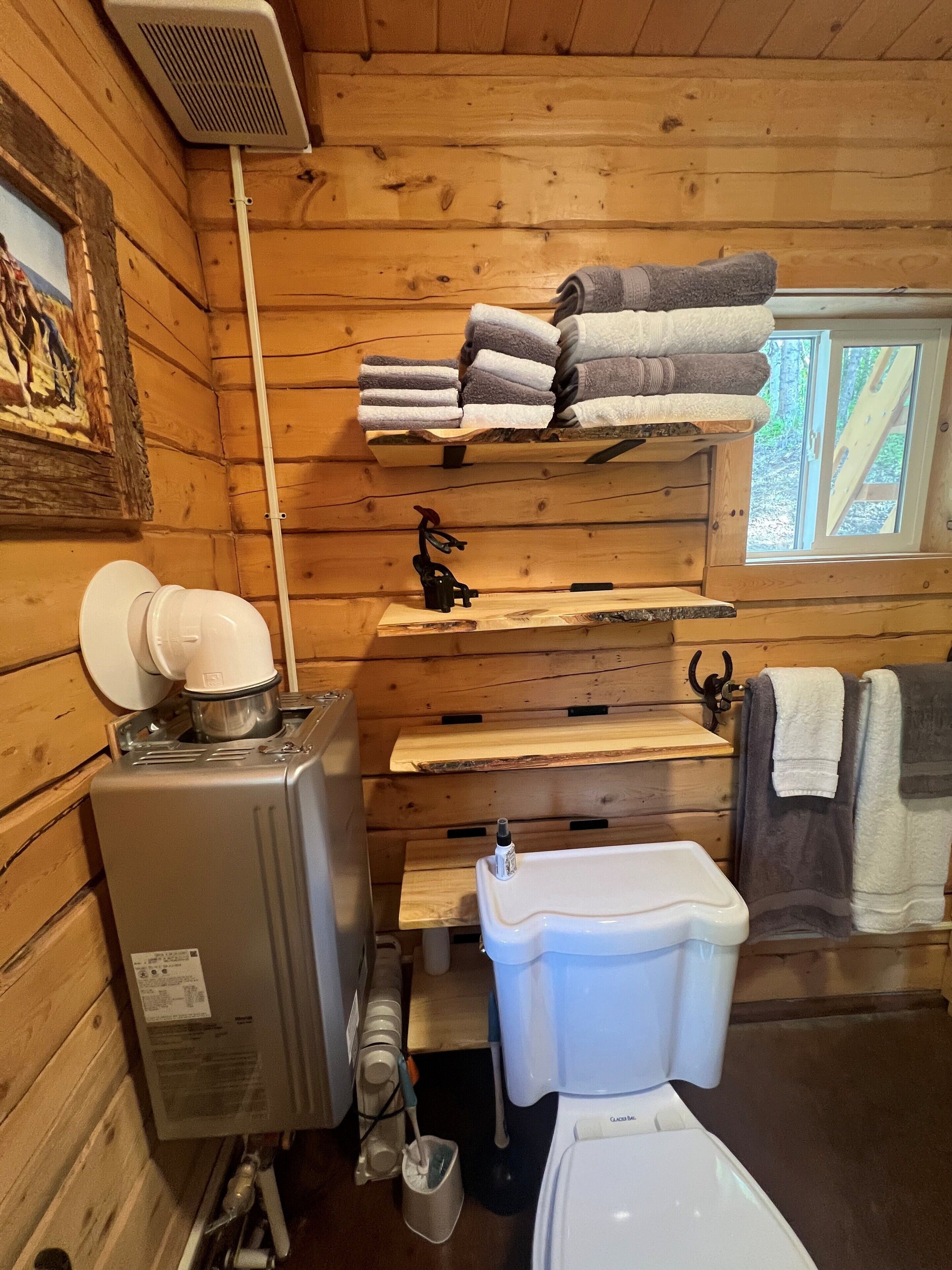 Een douche, een haardroger, handdoeken, zeep