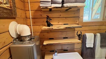 Een douche, een haardroger, handdoeken, zeep