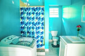 Shower, hair dryer, towels, soap - 1-bedroom apartment in Castries with AC (Castries)