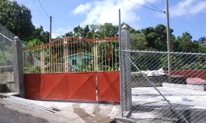 Property grounds - 1-bedroom apartment in Castries with AC (Castries)