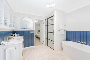 Secador de cabelo, toalhas de banho, sabonete, shampoo