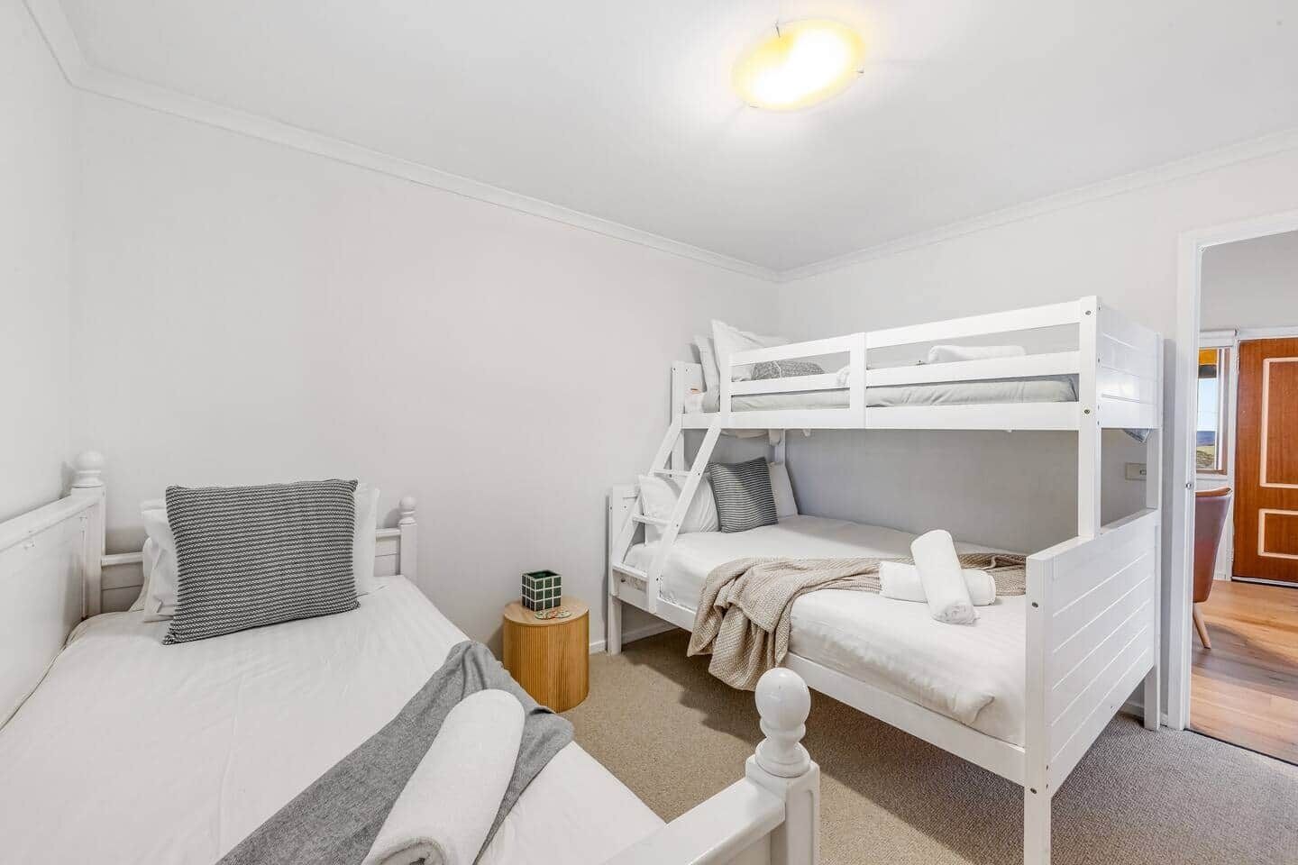 2 habitaciones, escritorio, tabla de planchar con plancha y wifi gratis 