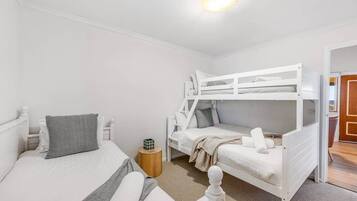 2 Schlafzimmer, Schreibtisch, Bügeleisen/Bügelbrett, kostenloses WLAN