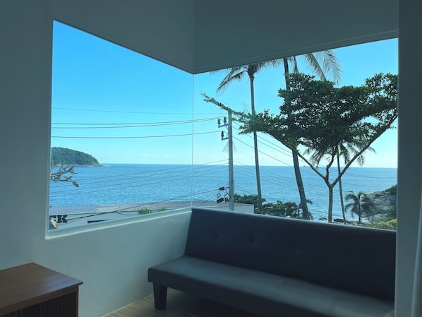 Twin Room, Ocean View | Desk, free WiFi