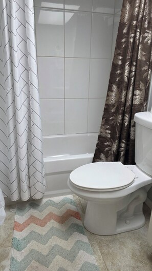 مجففات شعر، مناشف، صابون، ورق حمّام