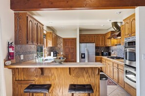 Microondas, horno, parrilla de estufa y lavavajillas 