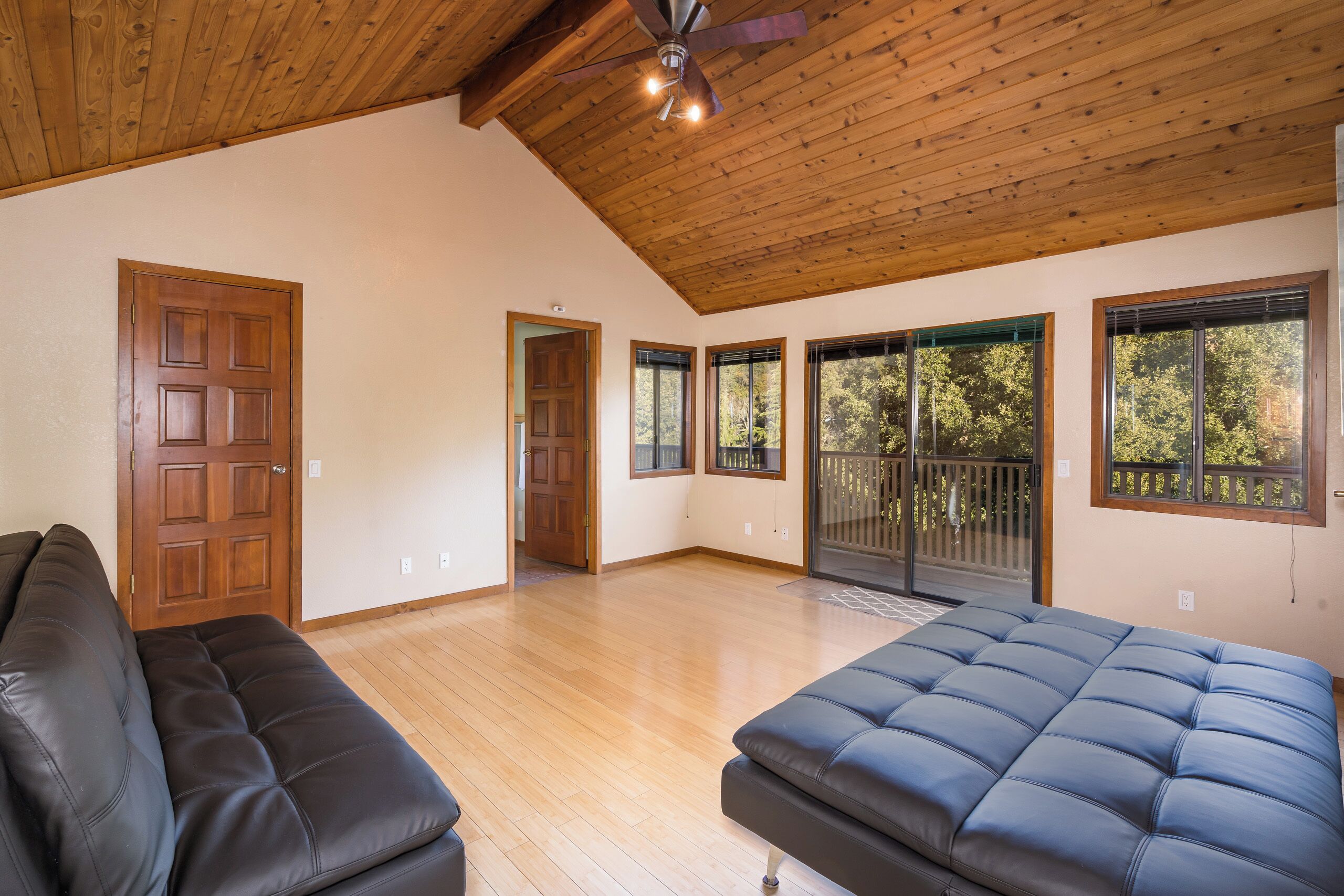 4 habitaciones, tabla de planchar con plancha, wifi y ropa de cama 