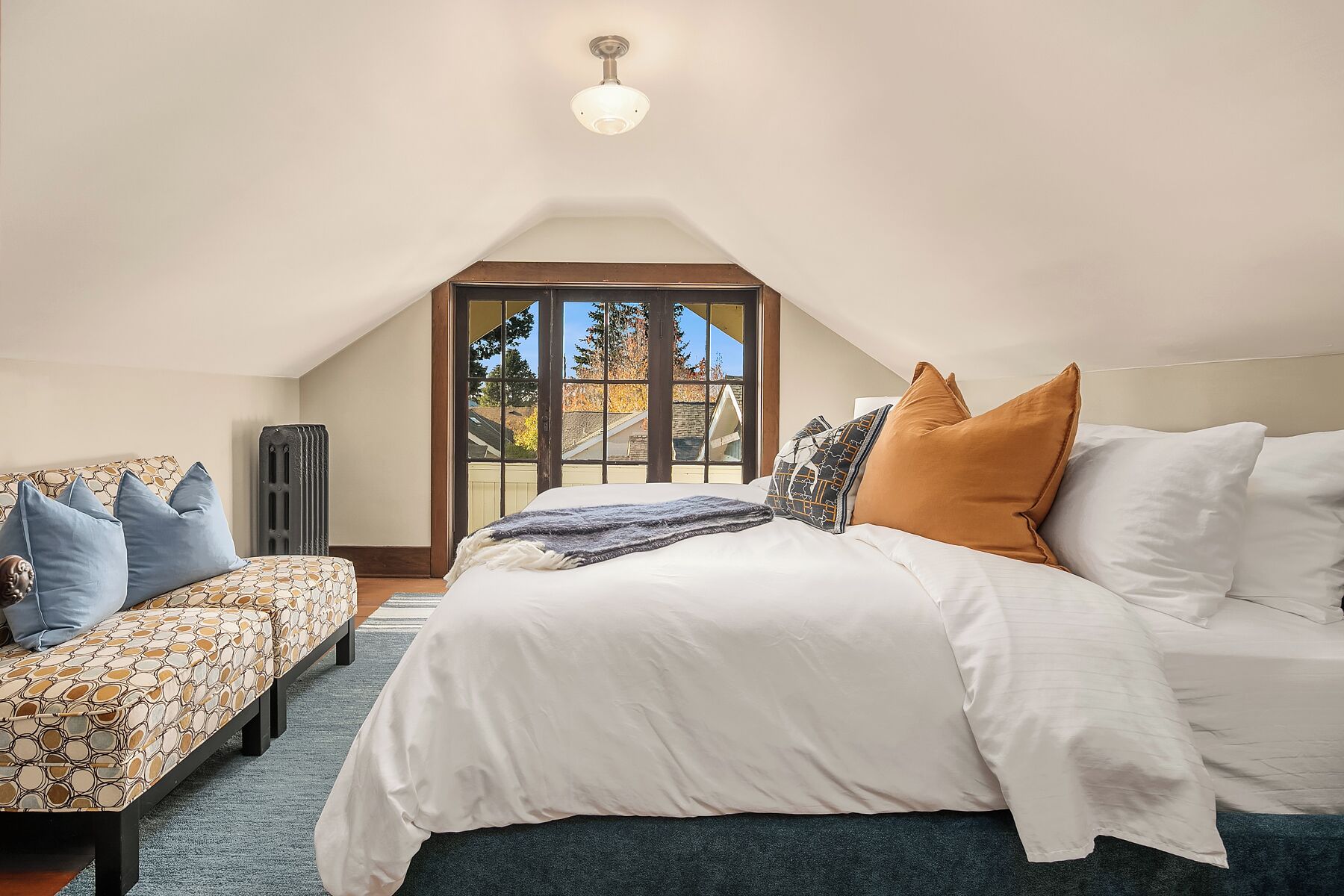 4 bedrooms, desk, iron/ironing board, travel crib