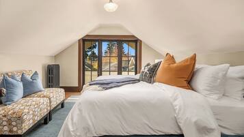 4 bedrooms, desk, iron/ironing board, travel crib