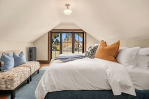 4 bedrooms, desk, iron/ironing board, travel crib