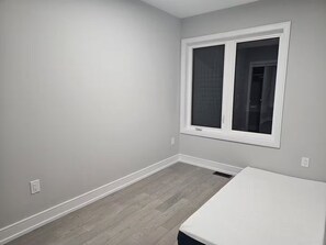 3 slaapkamers, een strijkplank/strijkijzer, wifi, beddengoed