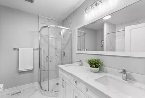 Shower, towels, soap, toilet paper - Brand new home (Oshawa)