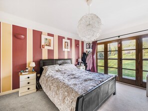 4 室のベッドルーム、WiFi (無料)