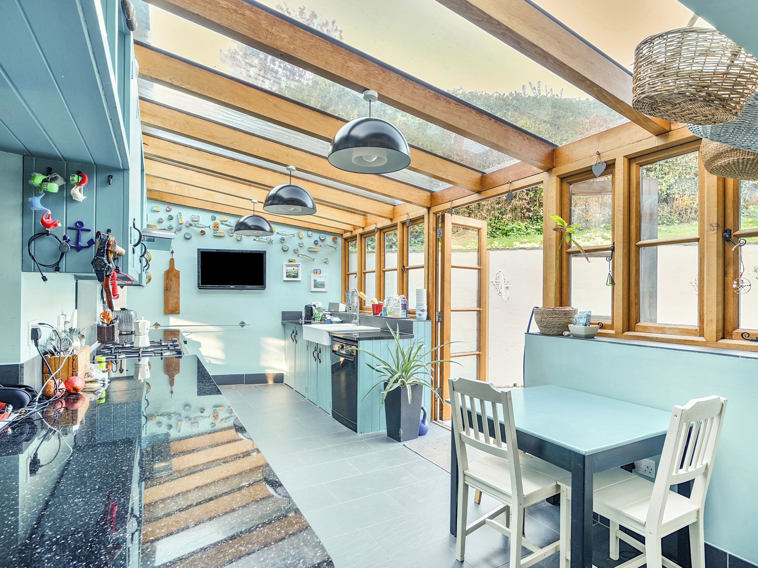 Oppvaskmaskin og høy barnestol