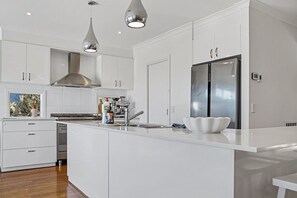 Kaffetrakter/tekoker, kjøleskap, mikrobølgeovn og ovn