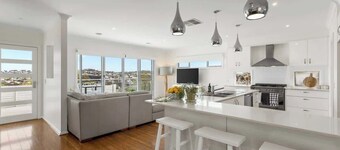 4BR Torquay Retreat with Serene Views