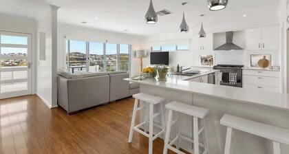 4BR Torquay Retreat with Serene Views